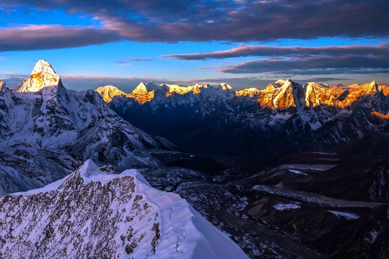 Island Peak in Early December vs. Late December: Which Window is Safer?